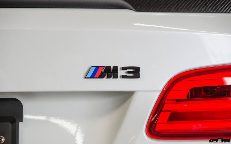 Логотип BMW M3 Coupe in Mineral White by EAS 2016 года  (фото 22 из 27)